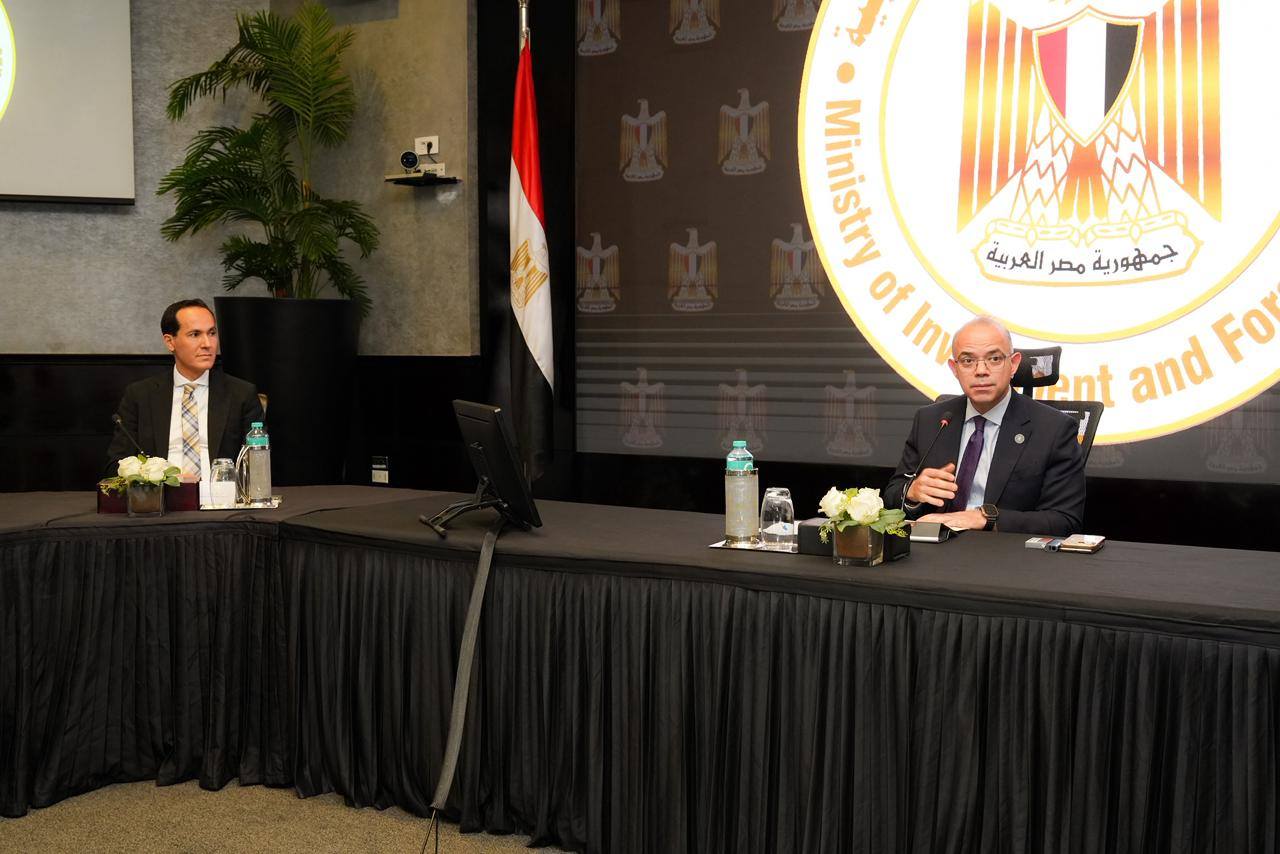 وزير الاستثمار والتجارة الخارجية يعقد اجتماعًا موسعًا مع الرئيس التنفيذي لهيئة الاستثمار وقياداتها 